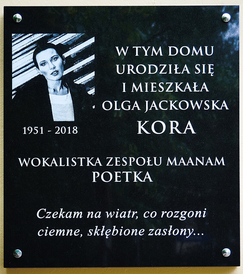 Tablica upamiętniająca Tablica upamiętniająca Olgę Jackowską „Korę” na elewacji budynku przy alei Artura Grottgera 2 w Krakowie