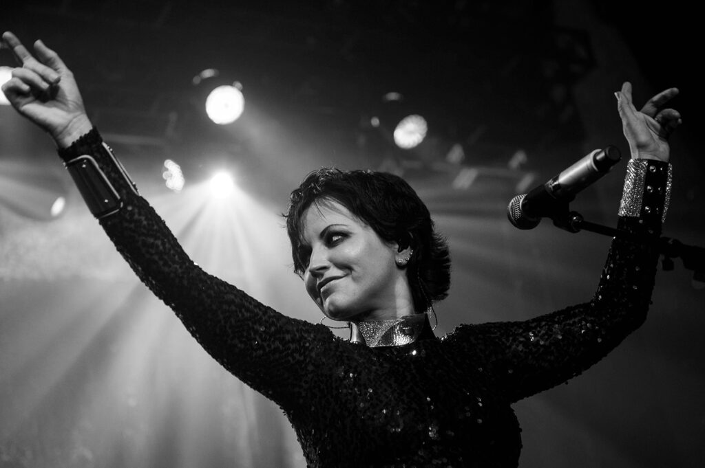 Dolores O'Riordan The Cranberries - wokalistka Dolores O'Riordan na scenie